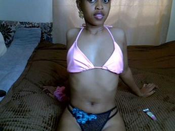 PetiteCaramel webcam model stream image