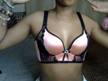 PetiteCaramel webcam model stream image