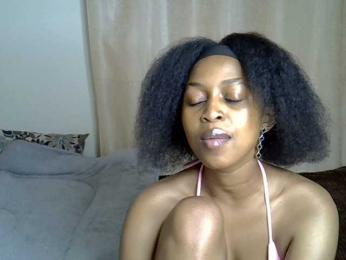 PetiteCaramel webcam model stream image