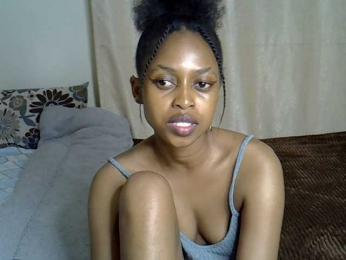 PetiteCaramel webcam model stream image