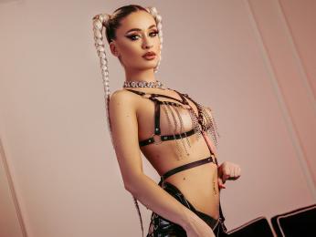 Evelyn webcam model stream image