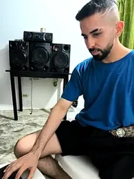 giannis090 webcam model stream image