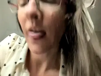 Milky_hairy_mommy webcam model stream image