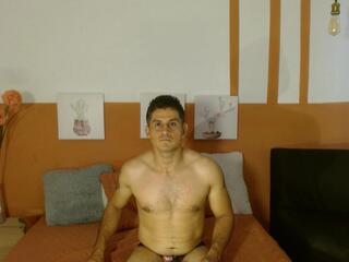 Leo Strongrush webcam model stream image