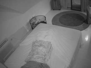 voyeurcam-julmodels-whitebed-4 webcam model stream image