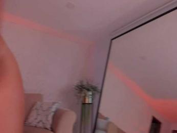 RoxanneHill webcam model stream image