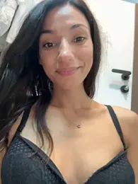 _MiaQueen_ webcam model stream image