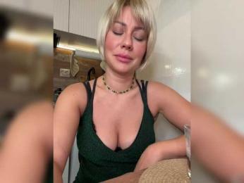 AlisaBlackFox webcam model stream image