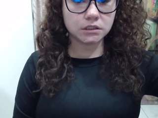 curly-greeneyed webcam model stream image