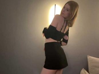 CoraliePomar webcam model stream image