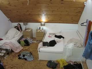 voyeurcam-julmodels-whitebed-2 webcam model stream image
