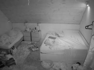 voyeurcam-julmodels-whitebed-2 webcam model stream image