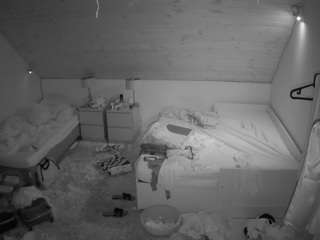 voyeurcam-julmodels-whitebed-2 webcam model stream image