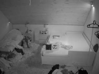 voyeurcam-julmodels-whitebed-2 webcam model stream image