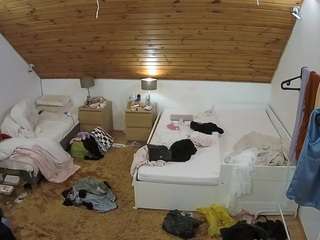 voyeurcam-julmodels-whitebed-2 webcam model stream image