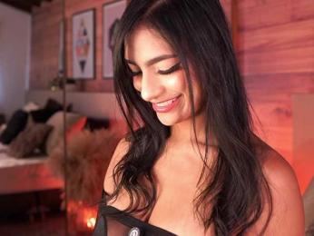 IzzyWild webcam model stream image