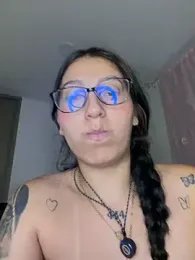 _QaraH webcam model stream image