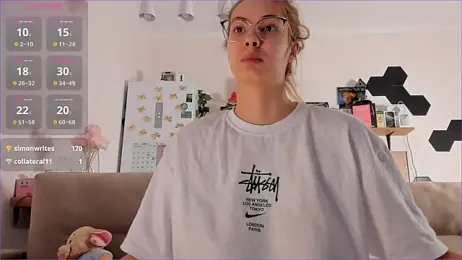 Girl_alone_home webcam model stream image