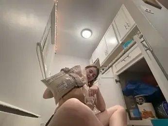 Snowbunnycake_131 webcam model stream image