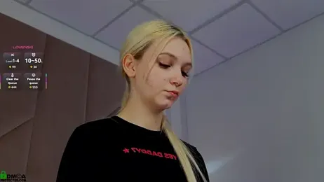 SaraHearts webcam stripchat model stream image