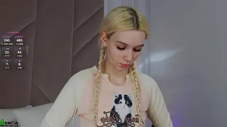 SaraHearts webcam model stream image