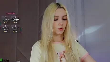 SaraHearts webcam stripchat model stream image