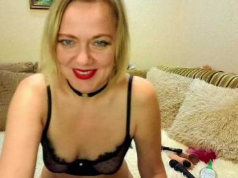 YourXQueen webcam model stream image