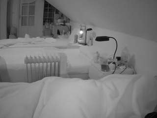 voyeurcam-julmodels-bed-3 webcam model stream image
