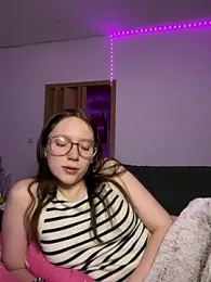 YoungLisaa18 webcam model stream image