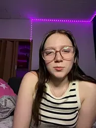 YoungLisaa18 webcam stripchat model stream image