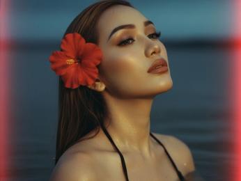 YasmineFruahwald webcam model stream image