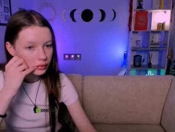 daisy_baby_ webcam model stream image