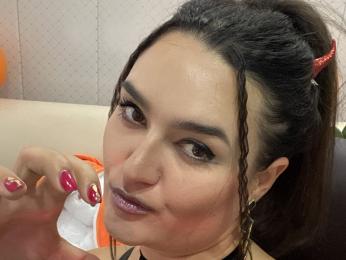 LinaCrave webcam model stream image