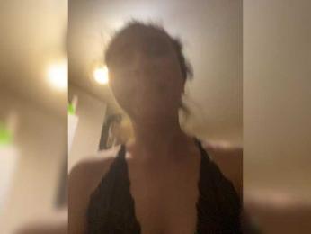 HelgaLeo webcam model stream image