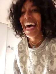 Goldenlace webcam model stream image