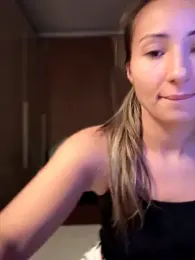 LetsFunKARINA webcam model stream image