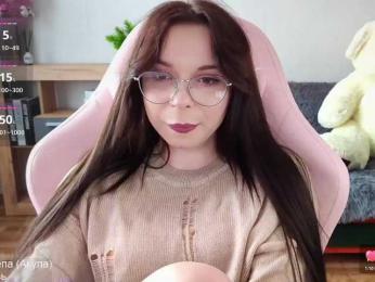 Lady-shy webcam model stream image