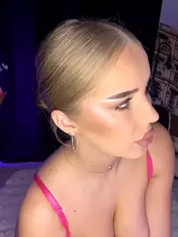 AubrieleRouj1 webcam model stream image