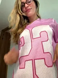 cuteluci_ webcam model stream image