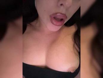 -Hennessy- webcam model stream image