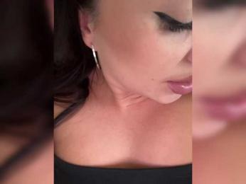 -Hennessy- webcam model stream image