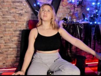 luna_lukis-1324 webcam model stream image