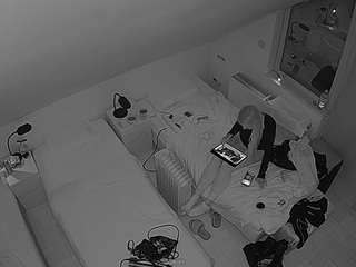 voyeurcam-julmodels-bed-7 webcam model stream image