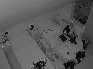 voyeurcam-julmodels-bed-7 webcam model stream image
