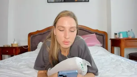 SofiClimbing webcam model stream image