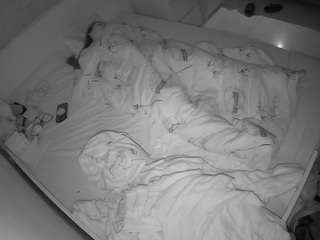 voyeurcam-julmodels-greybed-1 webcam model stream image
