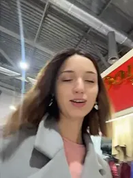 DollyTall webcam model stream image