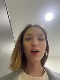 DollyTall webcam model stream image