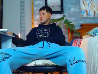 Derryck webcam model stream image