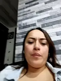 Lesly_10- webcam stripchat model stream image